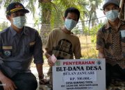 Hindari Kerumunan, Pemdes Karang Tirta serahkan BLT-DD Langsung ke rumah warga