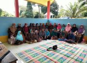 Lansia di Desa Baru Jaya terima Seragam dan Pelayanan Berobat Gratis