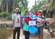 Pemdes Bumi Agung Bagikan 420 Unit Tempat Cuci Tangan Dan Sabun Cair Pada Warga