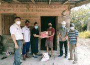 Pj Kades Mangsang dan Mantan Anggota DPRD Muba Berikan Bantuan pada Warga Isoman