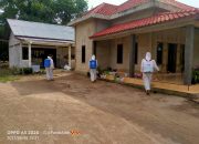 Cegah Penyebaran Virus Covid-19, Pemdes dan Relawan Desa Mekar Sari lakukan penyemprotan disinfektan