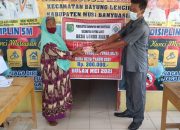 Kades Dan Pemdes Lubuk Harjo Bagikan BLT-DD Periode Bulan Mei 2021