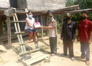 Warga Jembatan Gantung Yang Sedang Isoman Di Berikan Bantuan Oleh Pemdes