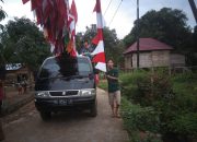 Memeriahkan HUT RI ke-76 Desa Sukalali Memasang Umbul-Umbul