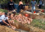 Peletakan Batu Pertama Pembangunan Posyandu Desa Srigunung Oleh Kades