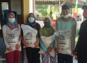 Pemdes Mekar Sari Salurkan Bantuan Beras PPKM Pada masyarakat kurang mampu terdampak Covid-19