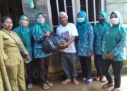 Ibu-Ibu PKK Desa Tenggulang Jaya berikan bantuan sembako pada warga
