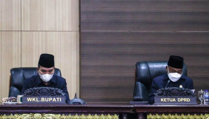Wabup Beni Hernedi Sampaikan Tanggapan Atas Pandangan Umum Fraksi DPRD Muba