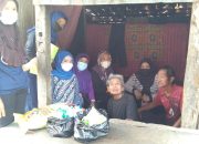 Giat Ibu PKK Desa Tanah Abang Kunjungi Dan Bagikan Sembako Pada Warga Sedang Sakit