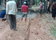 Kekompakkan Antara Warga Desa Loka Jaya dan Desa Mekar Sari, Gotong Royong Perbaiki Jalan