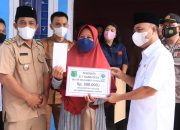 Sekda Muba Turun Langsung Bagikan BLT di Desa Rantau Panjang