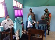 Koramil 0401-04 Bayung Lincir Dampingi Masyarakat Desa Pangkalan Tungkal Mengikuti Vaksin
