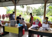 Koramil 0401-04 Bayung Lincir Dampingi Masyarakat Desa Senawar Jaya Mengikuti Vaksin 