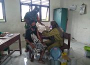 Koramil 0401-04 Dan Polsek Bayung Lincir Berikan Pengaman Pelaksanaan Vaksin Desa Muara Medak