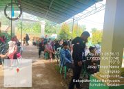 Warga Desa Langkap Vaksinasi Mendapatkan Bingkisan Minyak Goreng