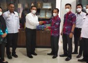 Kadis PMD Muba Serahkan Bantuan Gubernur Berupa 2.779 Potong Kain Batik