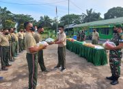 Anggota Danramil 401-04 Mendapatkan Bingkisan Sembako Dari Danrem 044/Gapo