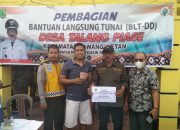 Warga Talang Piase Dapat BLT-DD Tahap II April-Juni 2022 Langsung Divaksin