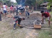 Pemdes Sinar Jaya Bangun Jalan Rabat Dengan Cor Beton