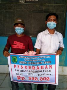 Pemdes Karang Sari Salurkan BLT-DD Tahap II Bulan April-Juni 2022