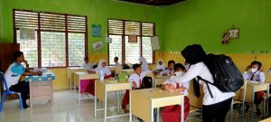 Pemdes Karang Sari Bagikan Masker Secara Gratis Kepada Masyarakat Desa