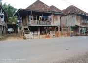 Antusias Warga Desa Talang Leban Dalam Rangka Pemagaran Rumah Dengan Pemanfaatan Kayu Liar Di Hutan