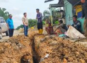 Pemdes Simpang Bayat Pantau Langsung Pemasangan Pipa Transmisi Distribusi PDAM Dan Pembangunan Sambungan Jaringan Gas Langsung Kerumah-Rumah