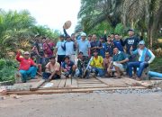 Pemdes, KPKS, Mayarakarat Desa Cipta Praja Dan Desa Sidorejo Perbaiki Jembatan Dengan Pohon Kelapa