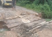 Pemdes Layan Gotong Royong Memperbaiki Gorong-Gorong Yang Putus Dan Rusak Parah