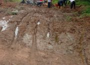 Pemdes Tenggulang Baru Adakan Giat Gotong Royong Perbaiki Jalan Desa Rusak Parah