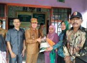 Kades Suka Maju Salurkan BLT-DD Sebanyak 50 KPM Serta Sembako Pada Keluarga Kurang Mampu