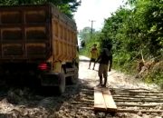 Warga Desa Berlian Jaya Harapkan Pemkab Perbaiki Jalan Desa Yang Rusak Parah