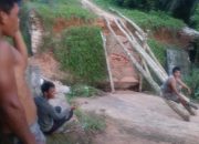 Jembatan Desa Tanjung Agung Selatan Menuju Desa Purwosari Ambruk