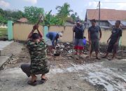 Pemdes Tenggaro Ajak Warga Desa Gotong Royong Pemasangan Batu Konblok Di Halaman Masjid Bidayatul Muttaqin