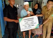 Kades Nusa Serasan Salurkan BLT-DD Tahap 2 Bulan April-Juni Sebanyak 30 KPM Pada Keluarga Kurang Mampu