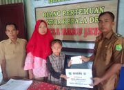 Pemdes Baru Jaya Berikan Beasiswa Kepada Anak Kurang Mampu Dan Berprestasi