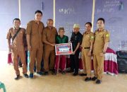 Heriyanto Kades Laut Salurkan BLT-DD Tahap II April-Juni 2023 Sebanyak 26 KPM Pada Keluarga Kurang Mampu