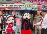 Sat Pol PP Muba Berikan Arahan Pada Badut Di Lampu Merah