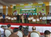 Warga Suka Damai Menerima Beasiswa Dari BPJS Ketenagakerjaan Yang Diserahkan PJ Bupati Muba