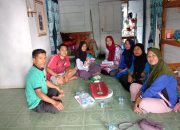 Kades Mekar Jaya Kunjungi Balita Ke Rumah-rumah Berikan Makan Dan Susu Guna Cegah Stunting