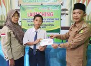 Pemdes Layan Salurkan Bantuan Langsung Kepada Siswa-siswi Berprestasi