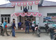 Menyambut Hari Kemerdekaan RI Ke-78 Pemdes Karang Makmur Adakan Gotong Royong Bersih Kantor Dan Pasang Umbul-Umbul 