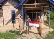Pemdes Air Putih Ilir Bagi-Bagi Bendera Dalam Rangka Memperingati HUT RI Ke-78 