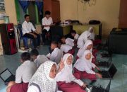 Siswa Siswi Desa Ringin Agung Memanfaatkan Jaringan Internet Desa Dalam Rangka Pelaksanaan ANKB