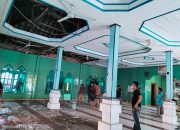 Pemdes Dan Masyarakat TAB Bergotong-royong Memperbaiki dan Membersihkan Areal Masjid