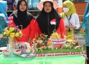 Memeriahkan HUT RI Ke 78 Tahun TP-PKK Desa Mulya Jaya Adakan Pembuatan Nasi Tumpeng