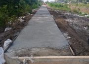 Untuk Memperlancar Ekonomi Desa, Pemdes Trimulya Agung Bangun Jalan Cor Beton 