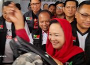 Lucianty Pakaikan Jaket Ojek Kepada Apriadi