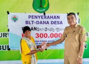 Pemdes Purwo Agung Salurkan BLT-DD Tahap IV Bulan Oktober-Desember 2023 Sebanyak 23 KPM Pada Keluarga Kurang Mampu