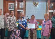 Pemdes Mekar Jadi Salurkan BLT-DD Periode 4 Bulan Oktober-Desember 2023 Sebanyak 24 KPM Pada Keluarga Kurang Mampu